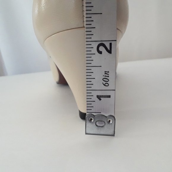 Vintage 60s/70s Ivory Fine Leather Short Heel Pumps Size 8.5 - Picture 11 of 16